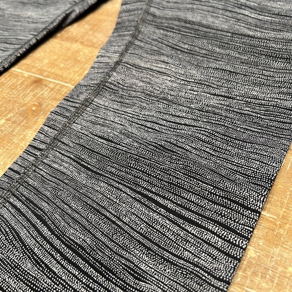 🩶Lululemon Wunder Under Crop Leggings Bit Point Ice Grey Black - Picture 4 of 7